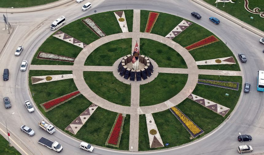 Kahramanmaraş çiçek açtı; Kavşaklarda görsel şölen