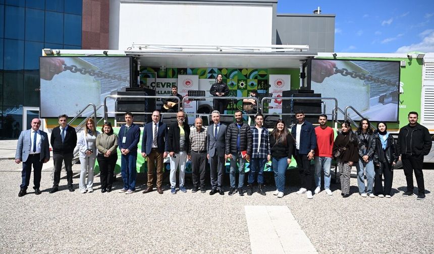 Rektör Okumuş, Yeşil Kampüs Festivalinde Stantları İnceledi