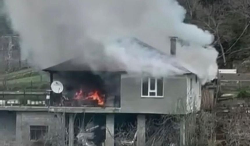 Kahramanmaraş Andırın'da ev yangını! Çiçekli Mahallesi'nde iki katlı bina alev alev yandı