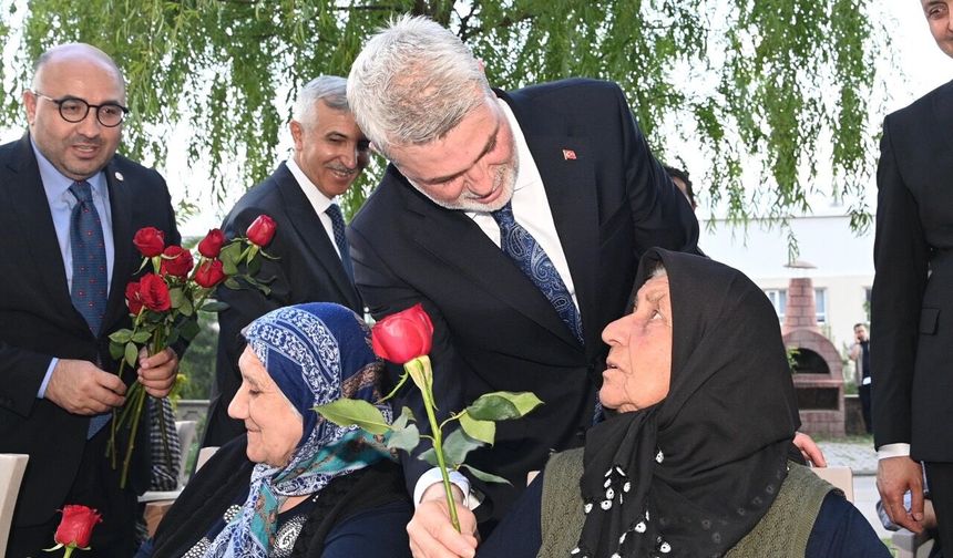 Bayram Coşkusu Şehrin Ulu Çınarlarıyla Paylaşıldı