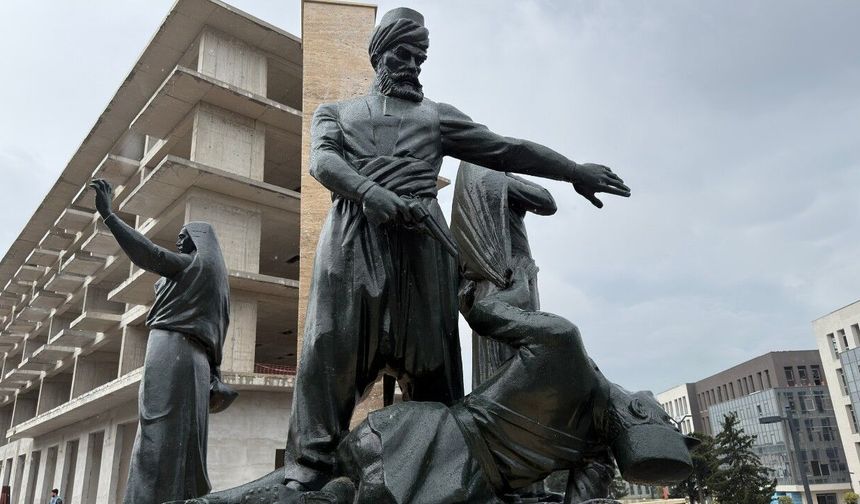 Kıbrıs Meydanı’ndaki Anıt Yeniden Ait Olduğu Yerde