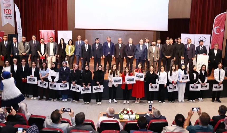 Şahbaz Derneği'nden Filistin temalı konuşma yapan öğrenciye umre hediyesi
