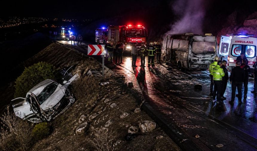 Kahramanmaraş'ta feci kaza! Servis yandı, otomobil uçtu