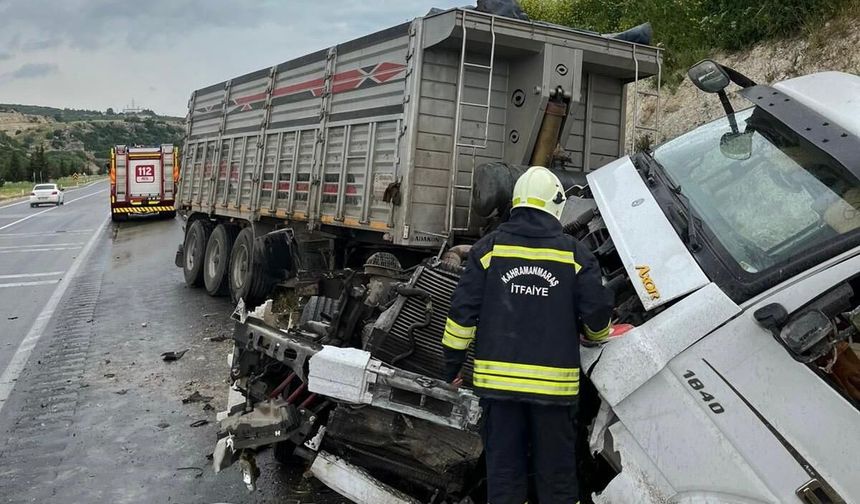 Kahramanmaraş-Gaziantep yolunda tır dehşeti: Araçta sıkışan sürücü kurtarıldı