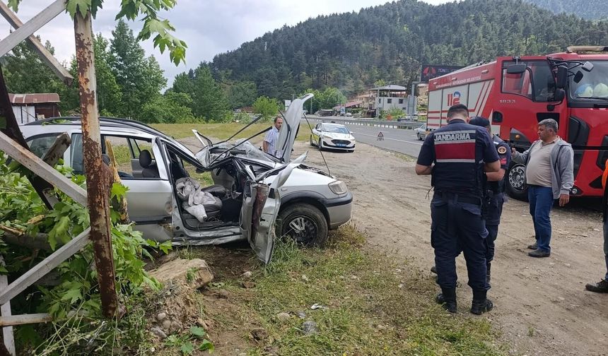 Kahramanmaraş-Kayseri yolunda kaza! Otomobil direğe girdi