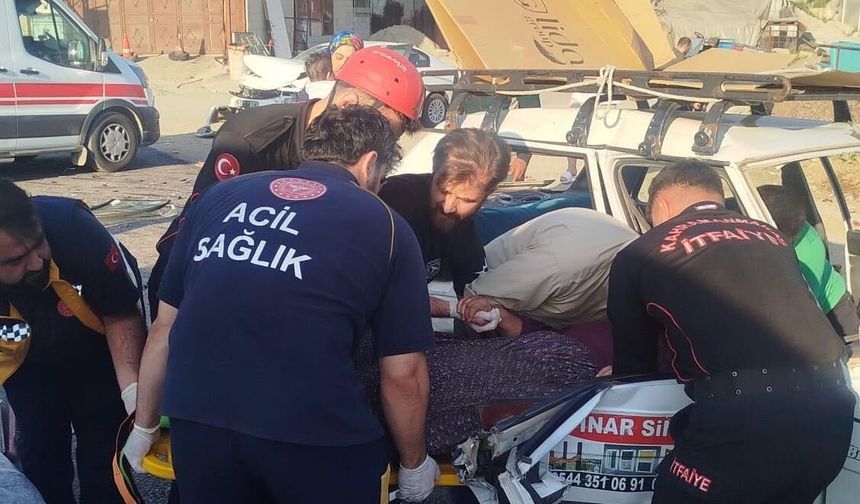Kahramanmaraş'ta otomobiller çarpıştı: 3 yaralı