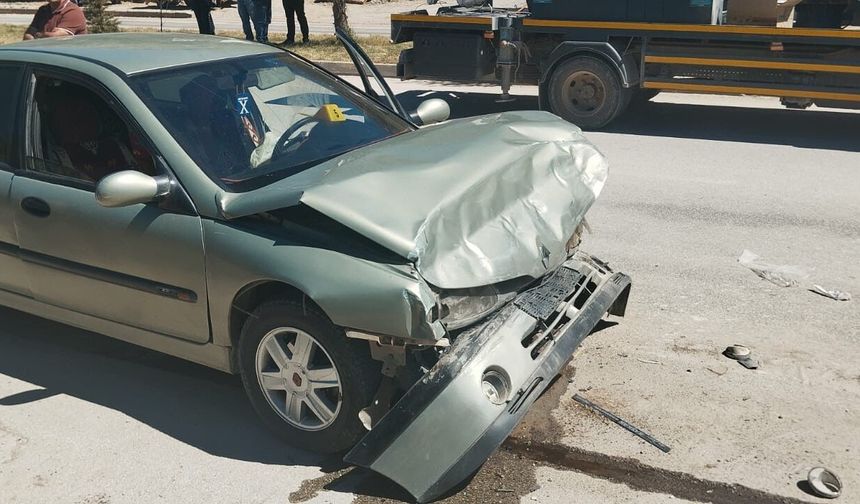 Kahramanmaraş’ta halk otobüsüne çarpan otomobil sürücüsü hayatını kaybetti