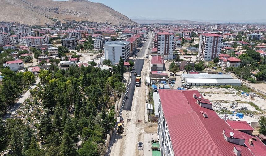 Elbistan Hacı Esat Efendi Caddesi'nde asfalt seferberliği başladı