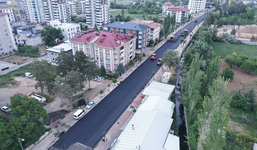 Elbistan Pınarbaşı Caddesi'nde asfalt yenileme çalışmaları hız kesmeden sürüyor