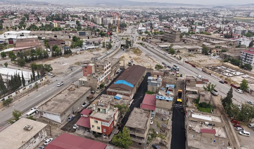 Kahramanmaraş'ta Menderes Mahallesi'nde sıcak asfalt çalışmaları başladı