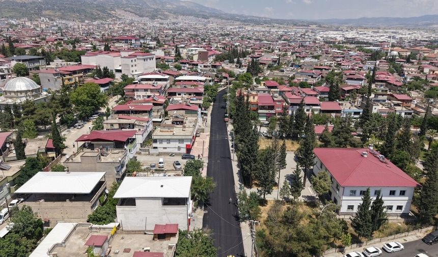 Dulkadiroğlu'nda Haydarbey Caddesi sıcak asfaltla yenileniyor
