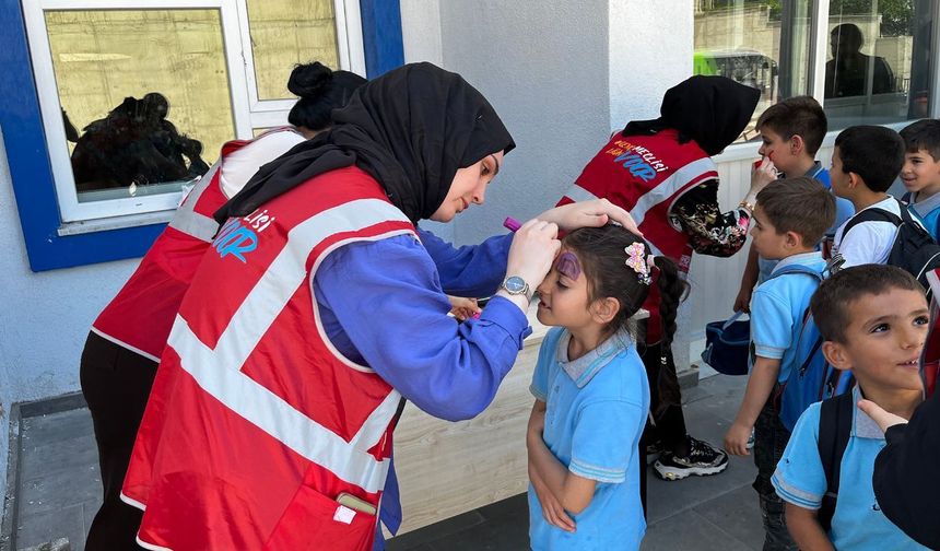Kahramanmaraş Gençlik Meclisi, Karşıyaka İlkokulu'nda eğlenceli etkinlikler düzenledi