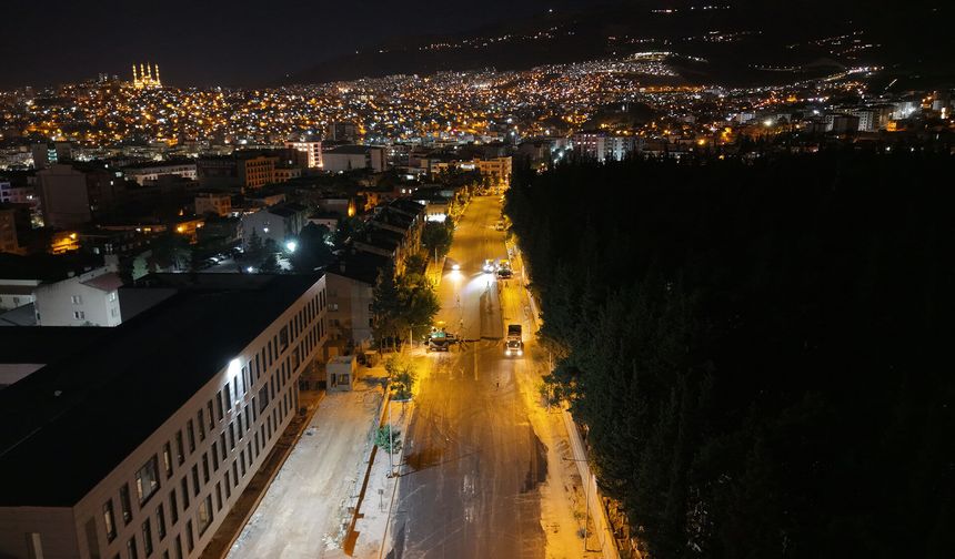 Kahramanmaraş'ta Girne Caddesi'nde gece asfalt çalışmaları devam ediyor