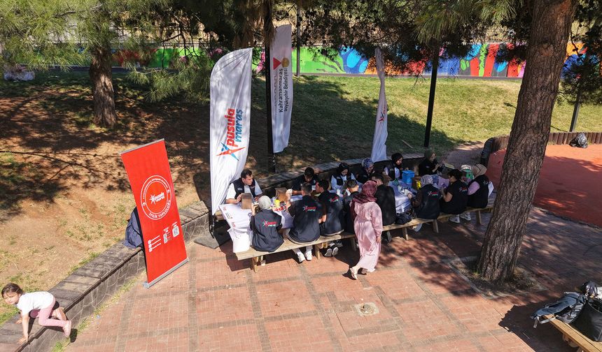 Gençler, Pusula Maraş etkinliğinde kuş evleri boyayarak doğaya katkıda bulundu!
