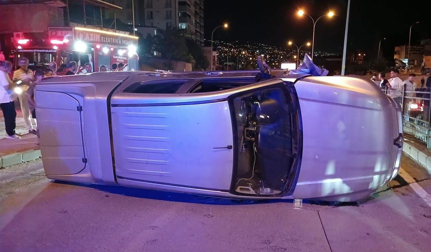 Kahramanmaraş Onikişubat’ta trafik kazası: Pikap bariyerlere çarpıp devrildi