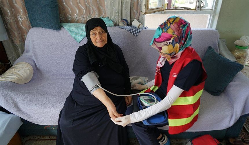Kahramanmaraş, yalnız yaşayan yaşlılara sosyal destek hizmetleri sunuyor