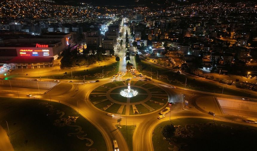 Kahramanmaraş'ta Azerbaycan Bulvarı son kat sıcak asfaltla yenileniyor