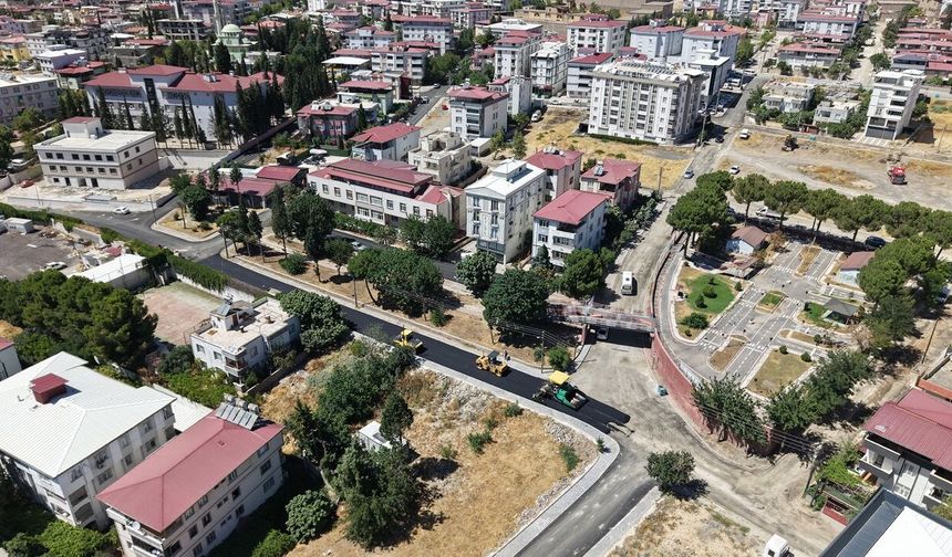Bahçelievler'de sıcak asfalt mesaisi sürüyor