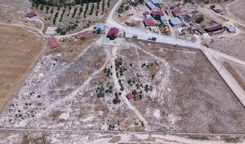 Kahramanmaraş Büyükşehir Belediyesi'nden Elbistan İncecik'te mezarlık yolu yenileme çalışması