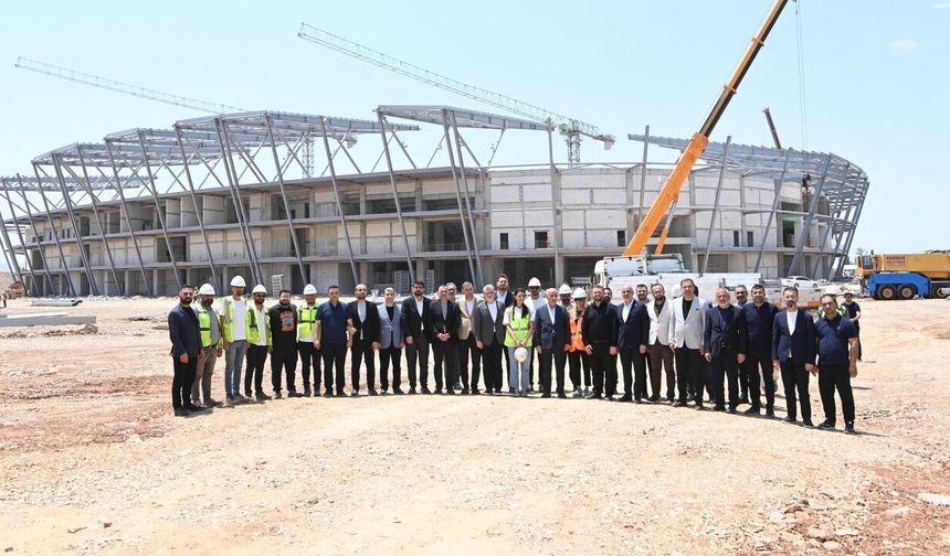 Bakan Kirişci ve Başkan Görgel yeni stadyumu inceledi