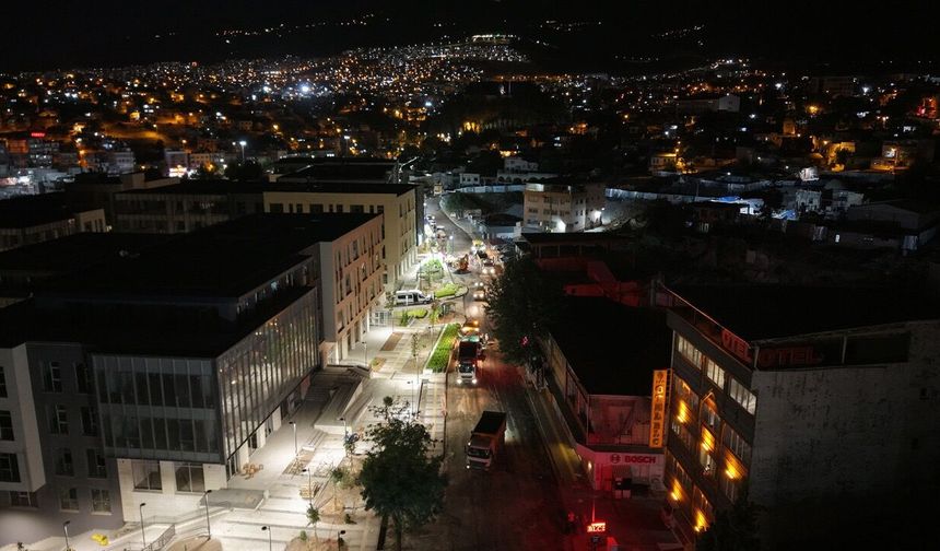 Kahramanmaraş'ta Şeyh Adil Caddesi sıcak asfaltla yenileniyor