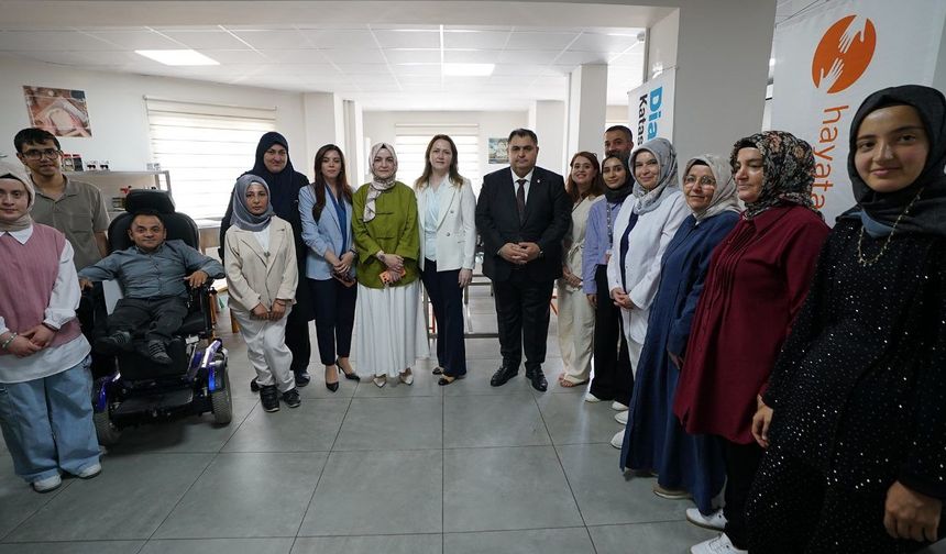 Engelsiz Yaşam Merkezi'nde özel bireylerin el emeği sergisi büyük ilgi gördü