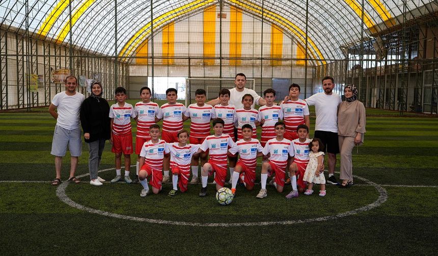 Çocukların talebine duyarsız kalmayan Başkan Görgel, halı sahada futbol keyfi yaşattı