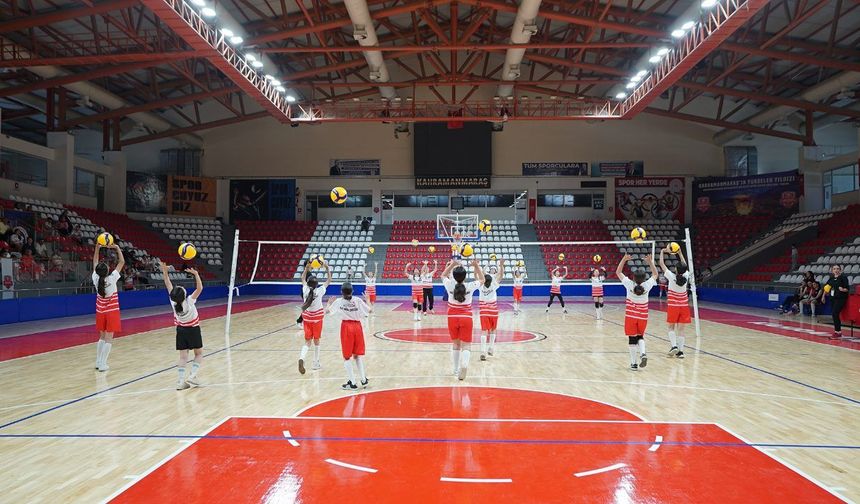 Kahramanmaraş'ta 347 genç voleybolcu altyapı seçmelerinde ter döktü