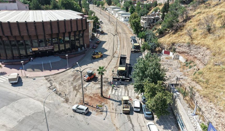 Kahramanmaraş'ta Nursultan Nazarbayev Bulvarı'nda kapsamlı yol yenileme çalışmaları başladı