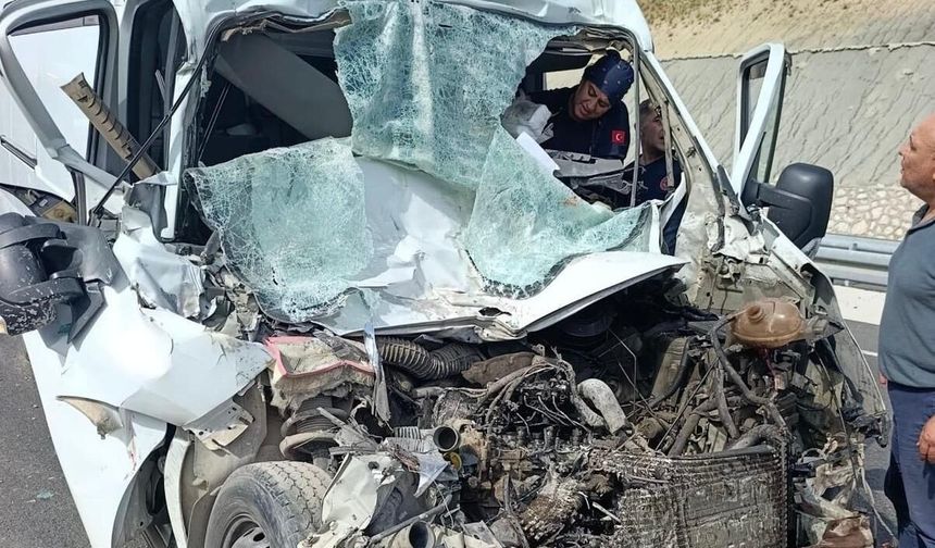 Kahramanmaraş’ta hurdaya dönen araçtan sağ çıkarıldı