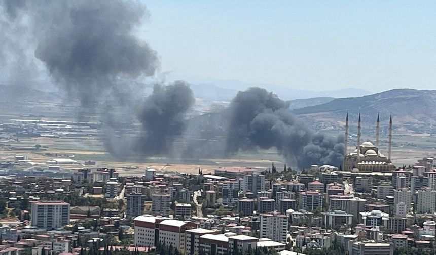 Kahramanmaraş'ta plastik deposu ve tekstil fabrikasında büyük yangın