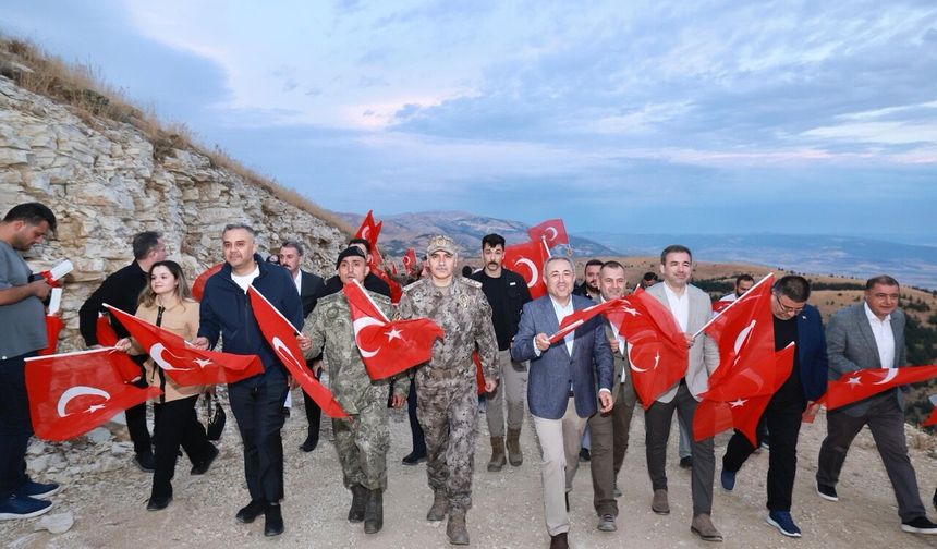 Dünyanın en büyük Türk bayrağında anlamlı 30 Ağustos Bayrağa Saygı Yürüyüşü