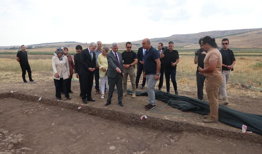Vali Ünlüer, Domuztepe Höyüğü’nde Kazı Çalışmalarını İnceledi