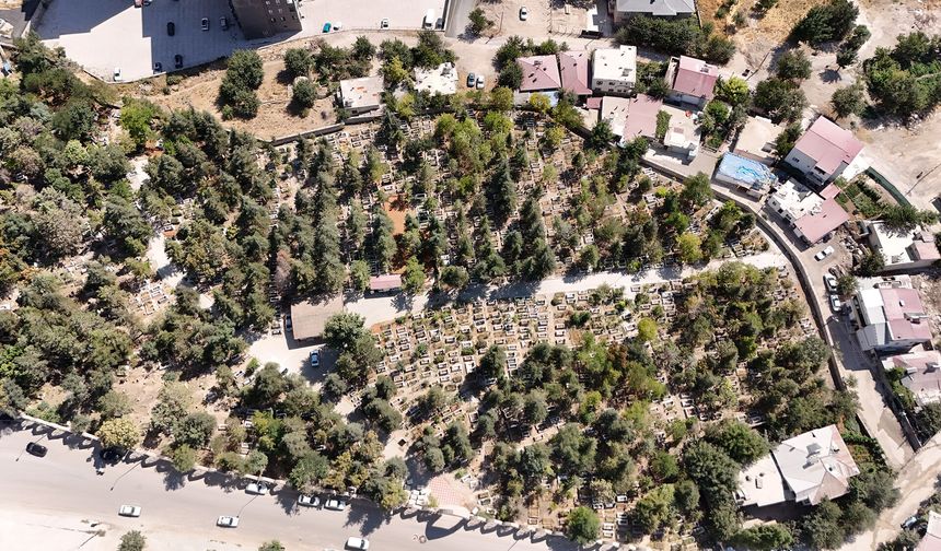 Kahramanmaraş Büyükşehir Belediyesi’nden Elbistan mezarlıklarına bakım