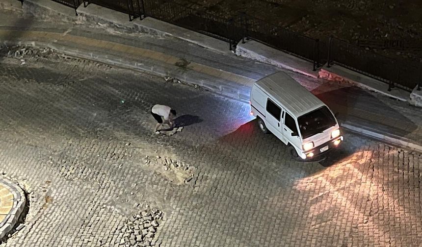 Kahramanmaraş’ta çukur kapatan sürücüye alkış