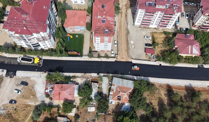 Afşin’de Atlas Caddesi’nin Asfaltı Büyükşehir’le Yenileniyor