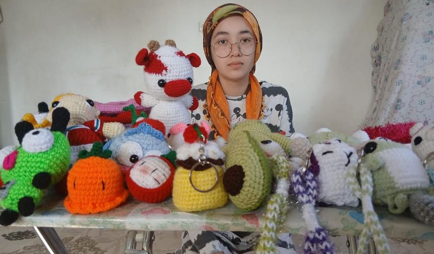 Afşin'de lise öğrencisi Zeynep hem okul masrafını çıkarıyor hem ailesine bakıyor