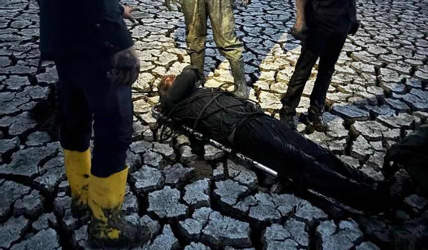 Kahramanmaraş’ta köprü altında çamura saplanan yaşlı adam kurtarıldı