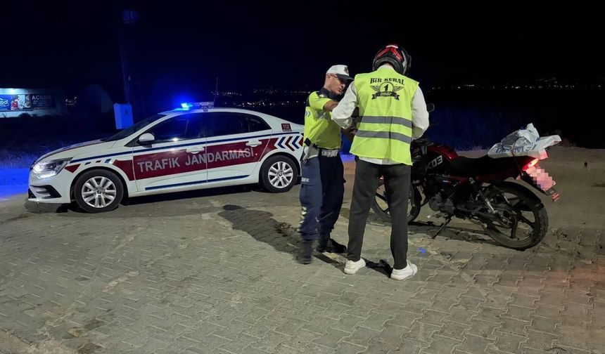 Kahramanmaraş’ta jandarmadan motosiklet sürücülerine reflektif yelek