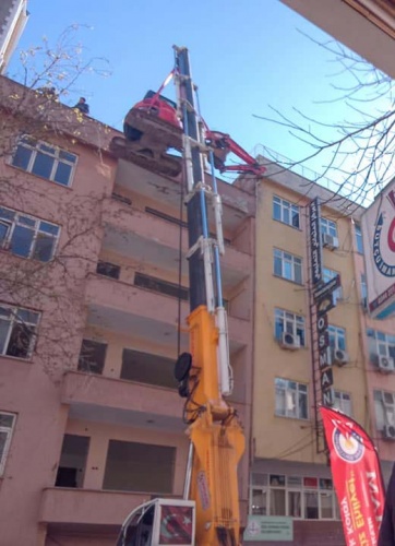 Kahramanmaraş’ta ilginç yıkım, 5 katlı binanın tepesine çıkardılar