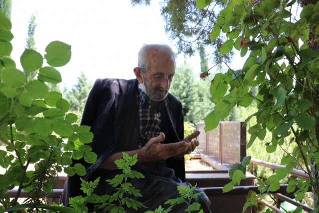 10 yıl önce kaybettiği eşine özlemi hiç dinmedi, Her gün mezarını ziyaret ediyor