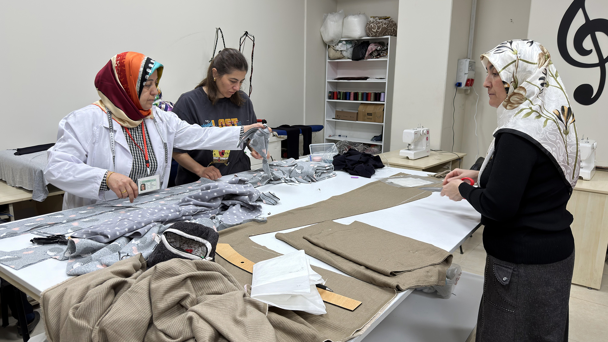 KAMEK’in Giyim Atölyesinde Kadın Eliyle Üretim ve Dönüşüm