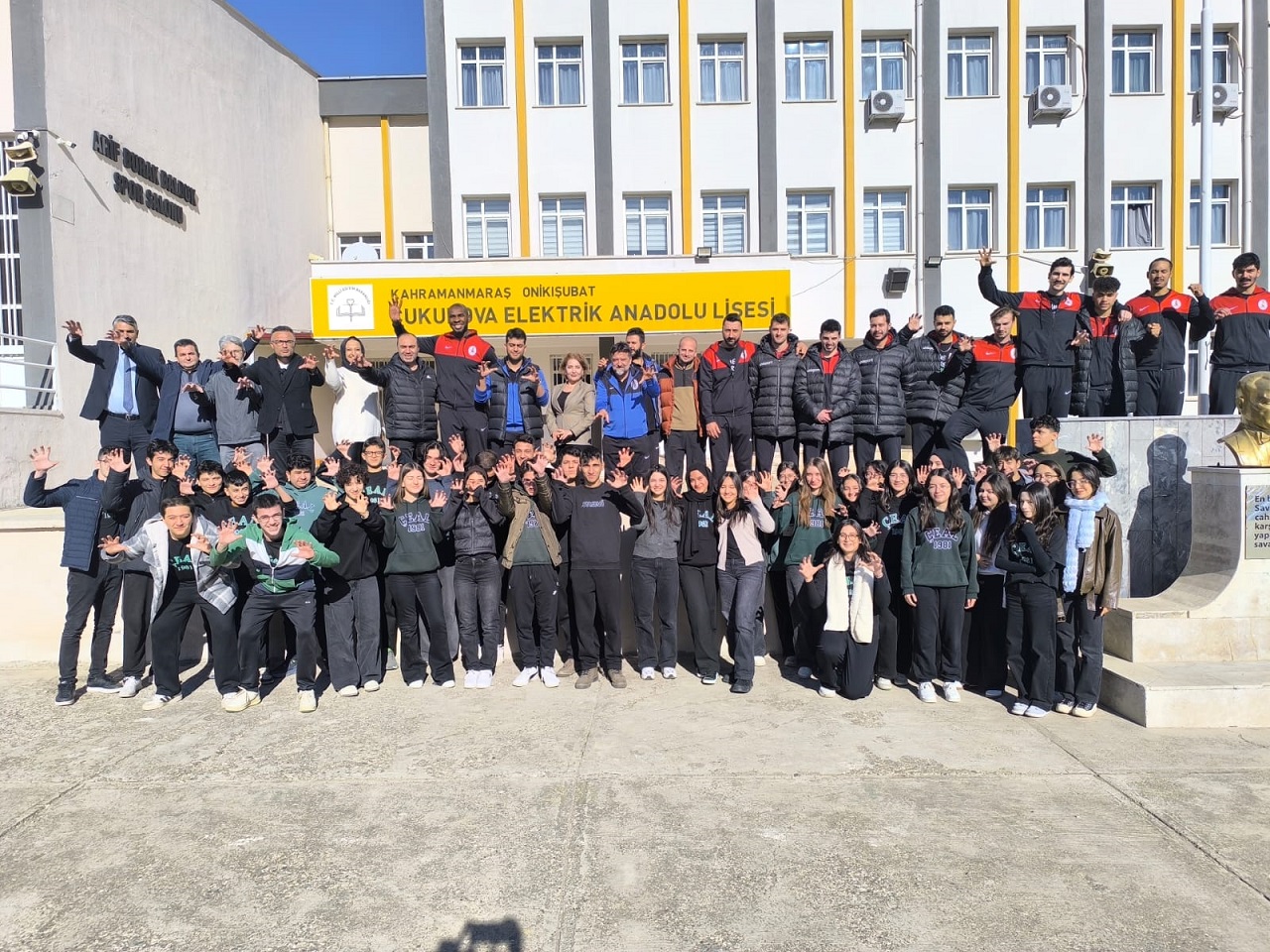 Onikişubat Belediyespor’un voleybolcuları, Kahramanmaraşlı gençlere ilham oluyor