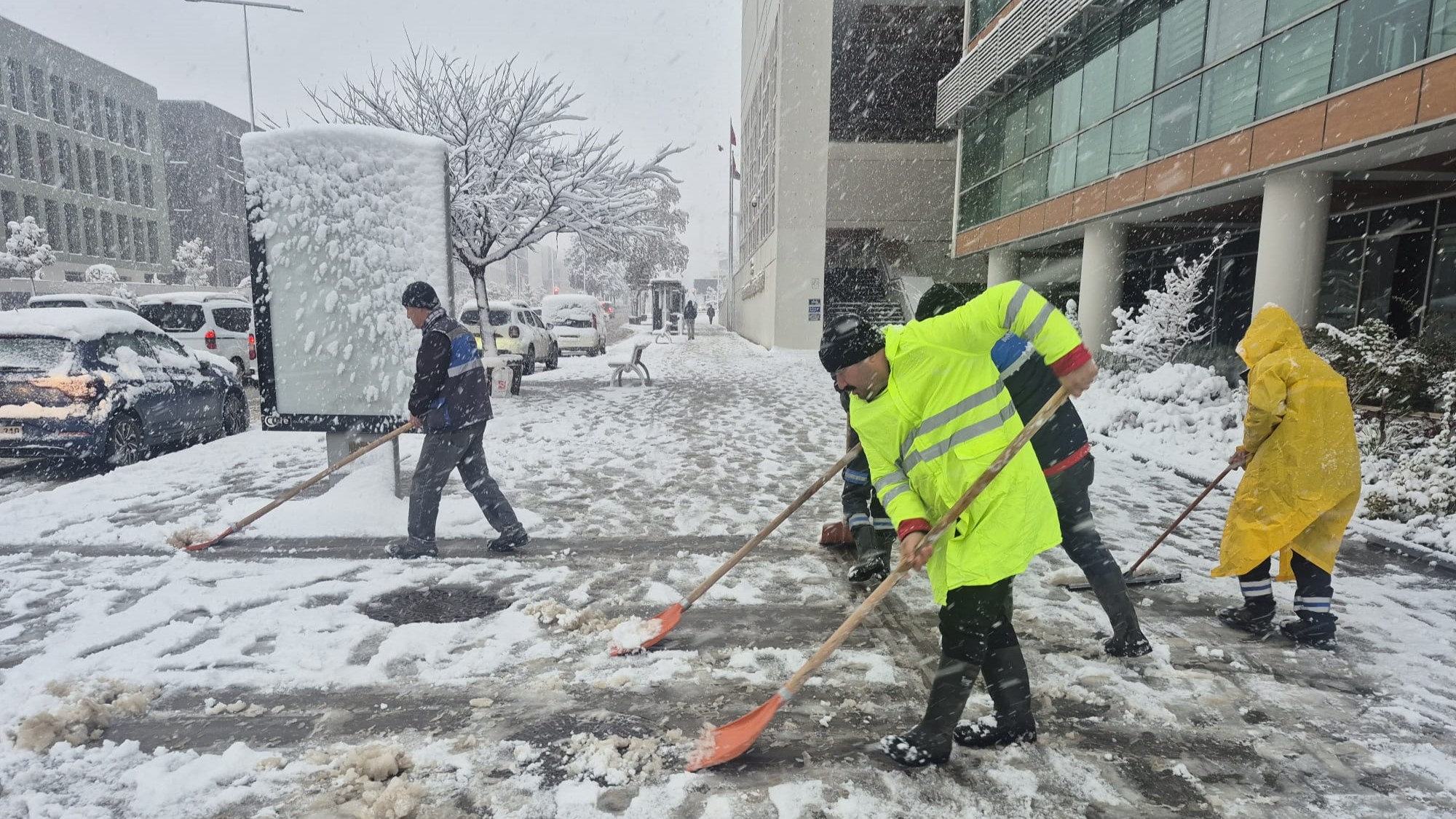 Büyükşehir’den Yaya Yollarında Kar Mesaisi