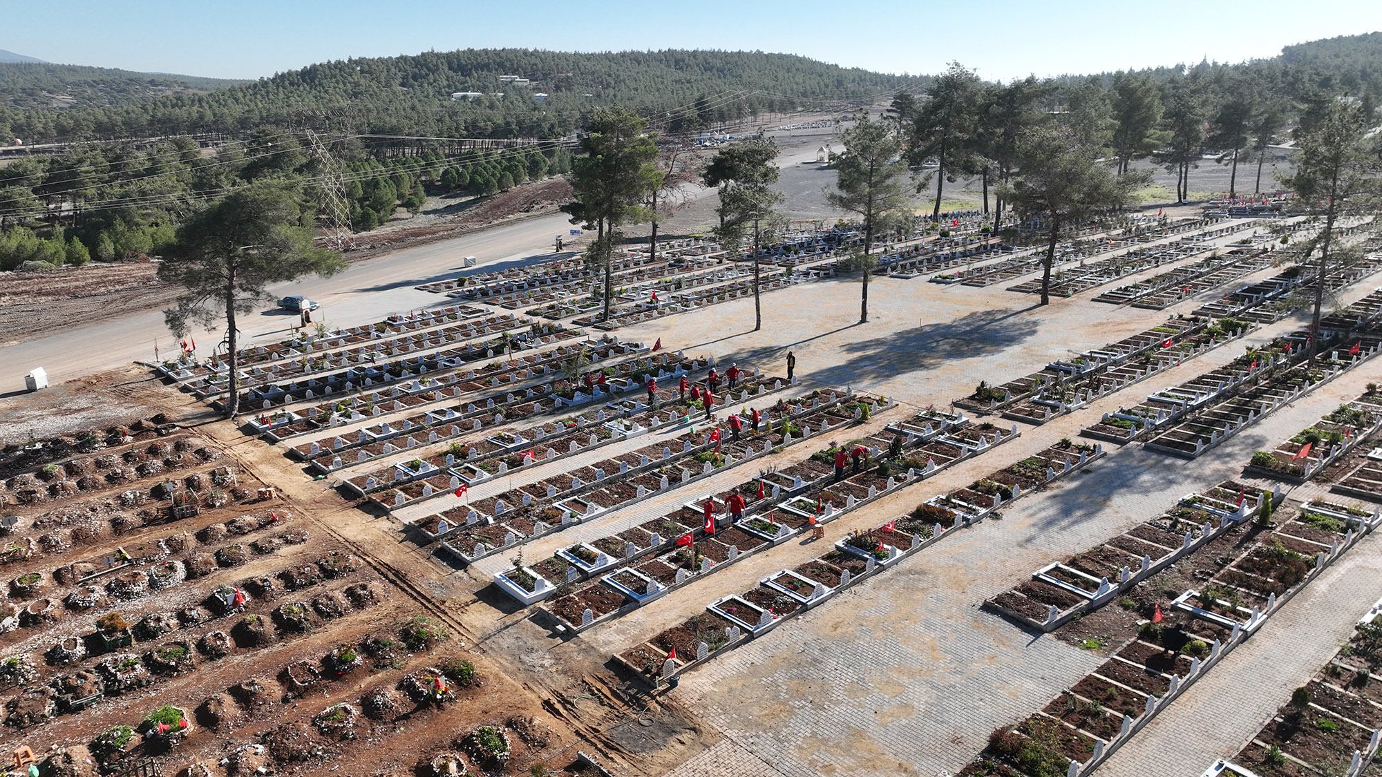 Büyükşehir, Mezarlıklarda Bakım ve Düzenleme Çalışmalarını Sürdürüyor