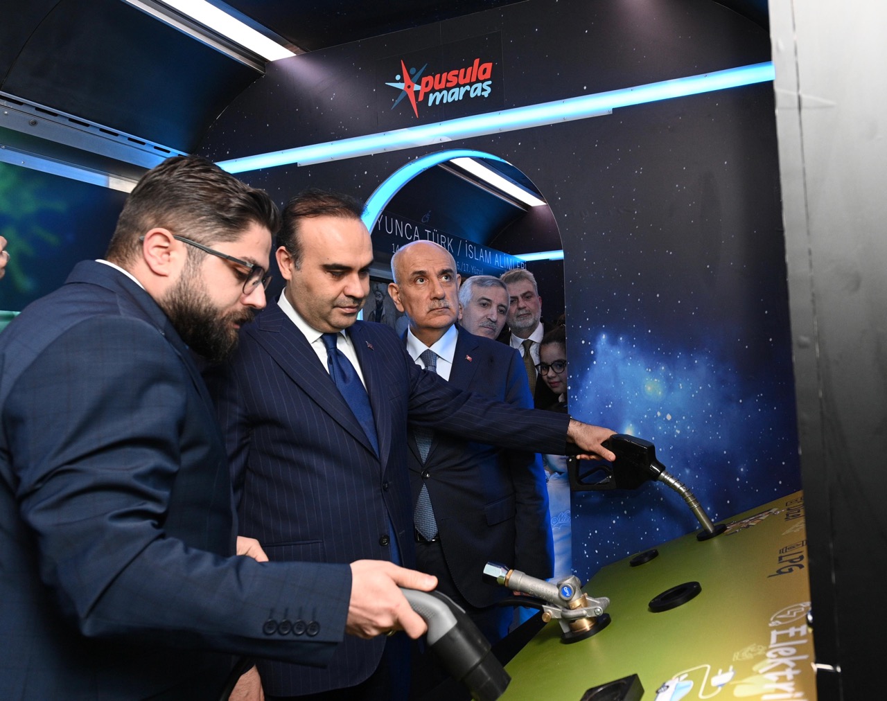 Bakan Kacır’dan Büyükşehir’in Bilim Otobüsü’ne Övgü