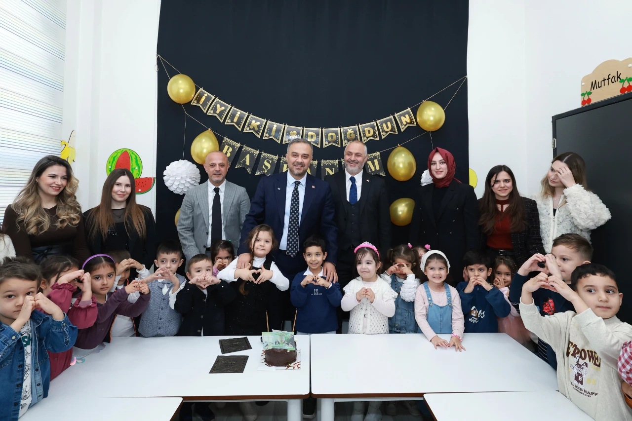 Başkan Toptaş’a Karne Gününde Miniklerden Doğum Günü Sürprizi! (3)