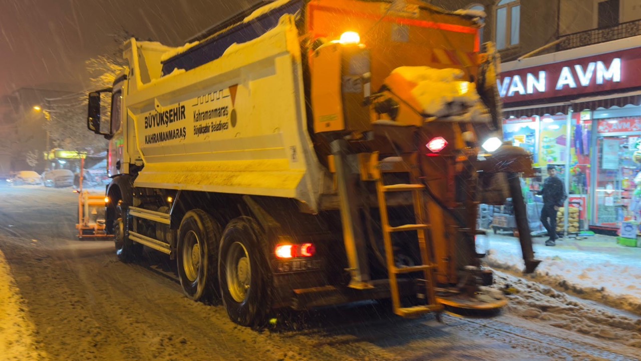 Büyükşehir, Kar Mesaisini Gece Saatlerinde de Kesintisiz Sürdürüyor