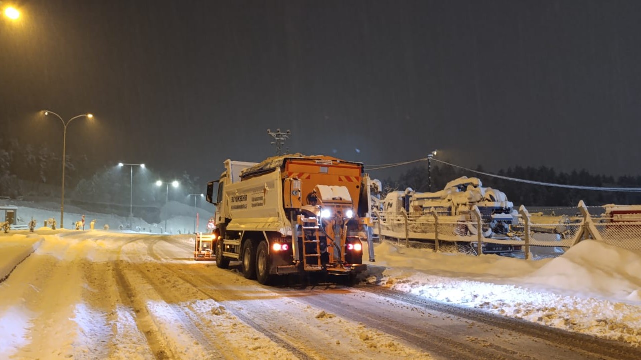 Büyükşehir’den Arterlerde Buzlanmaya Karşı Yoğun Tedbir
