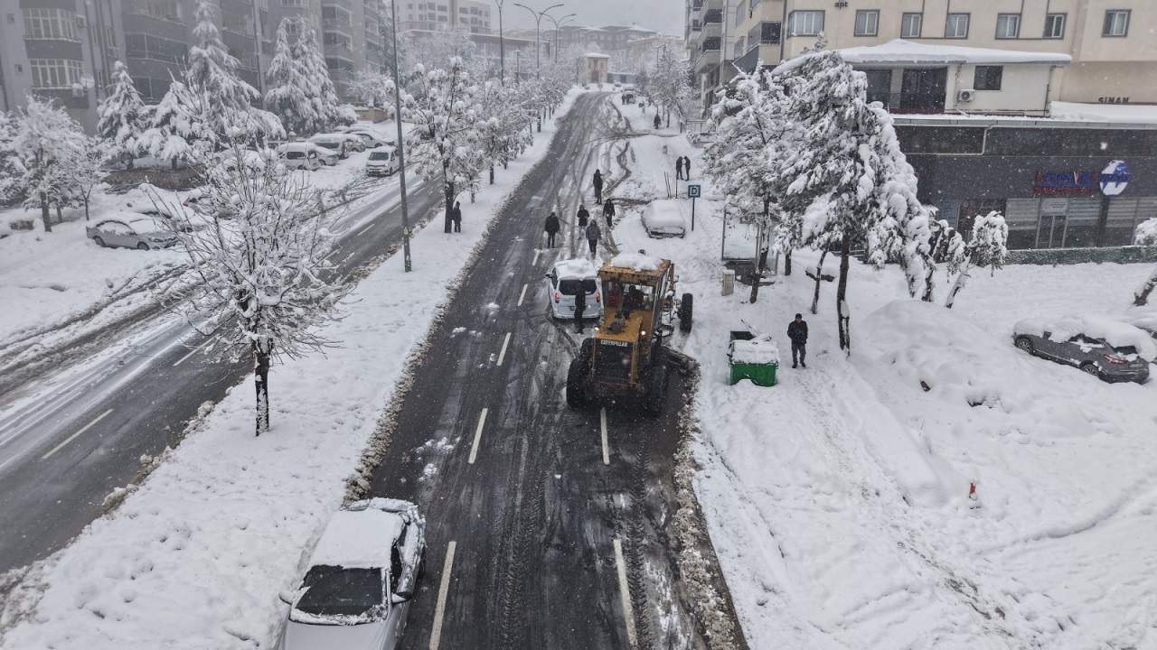 Büyükşehir Yolları Ulaşıma Açık Tutmak İçin Durmaksızın Görev Başında
